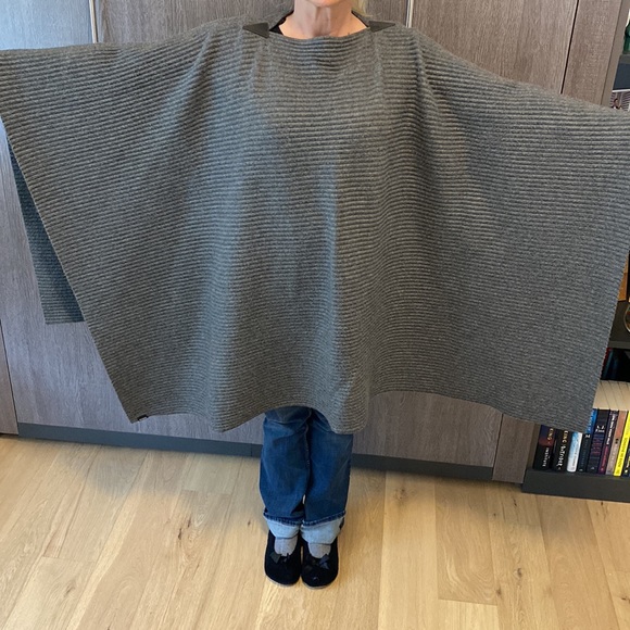 Warm fleece poncho - Picture 2 of 2
